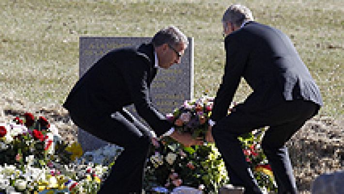 Telediario 1 - El presidente de Luftansa visita el lugar de la tragedia