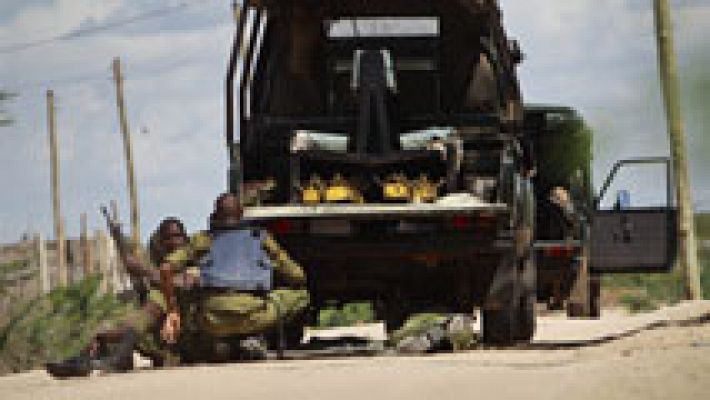 Telediario 1 - Al menos 15 muertos en el ataque a una universidad de Kenia