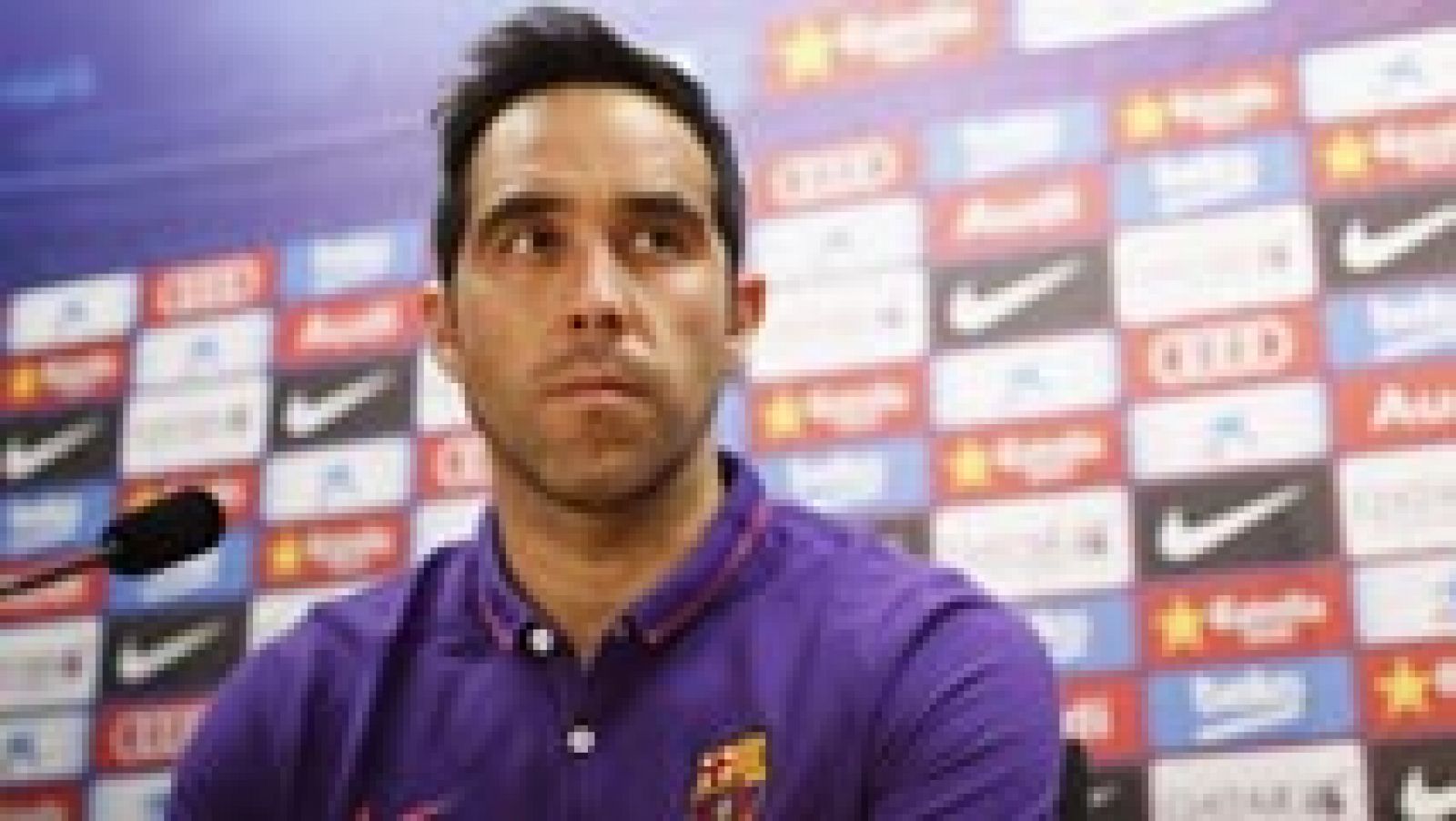 El portero del FC Barcelona Claudio Bravo ha comentado este jueves que ganar o no el premio 'Zamora' al guardameta menos goleado de la Liga  le es "igual" pues da prioridad a los premios colectivos, y ha asegurado que quiere "llegar a lo más alto" y ganar ya esta temporada la Liga, la Champions o la Copa del Rey, títulos a los que aspira el equipo blaugrana.