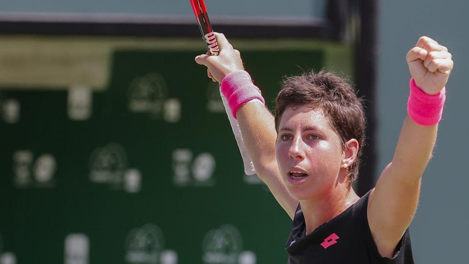 Carla Suárez se ha impuesto a la tenista alemana Andrea Petkovic en las semis del Miami Open en dos sets, por 6-3 y 6-3, y lográ colarse en el 'top-ten' de la WTA. La canaria se resarce de la final de Amberes, que no pudo jugar ante Petkovic por culpa de una lesión, y se medirá en la final del sábado a la vencedora de la otra semifinal, que enfrenta a dos pesos pesados del tenis femenino, Serena Williams y Simona Halep. La final se podrá ver en directo por TdP y RTVE.es el sábado a las 19:00 horas.