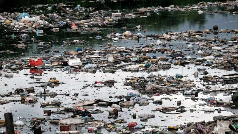 La basura ahoga la bahía destinada a las pruebas marítimas de los Juegos Olímpicos de Brasil