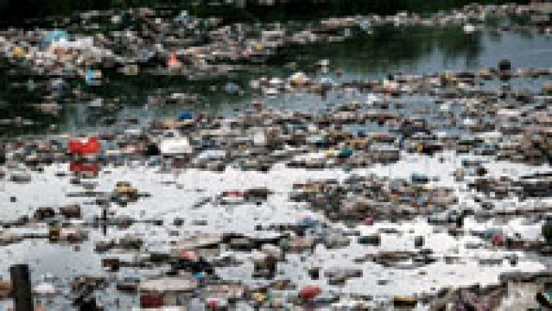 La basura ahoga la bahía destinada a las pruebas marítimas de los Juegos Olímpicos de Brasil