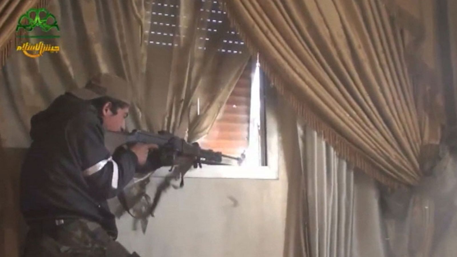 Cientos de civiles huyen del campo de Al Yarmuk por bombardeos y choques