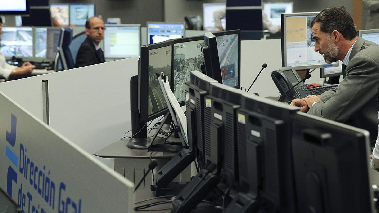 El rey felicita a la Guardia Civil en su visita a la DGT