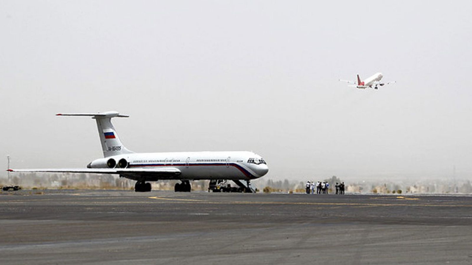 El despegue, el aterrizaje y la trayectoria de los aviones depende, en último término, de los controladores aéreos
