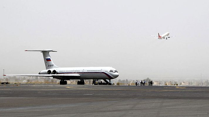 Telediario 1 - El despegue, el aterrizaje y la trayectoria de los aviones depende, en último término, de los controladores aéreos