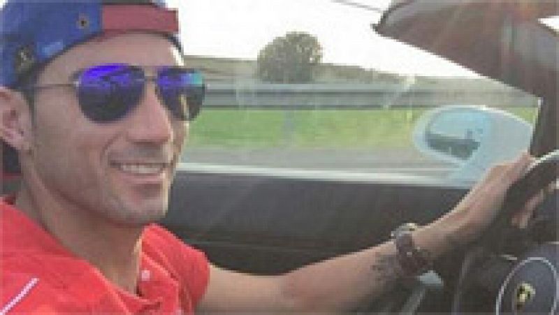 Esta foto del jugador del Sevilla Reyes ha sido un fenómeno viral en las últimas horas. Aparentemente conduce y está sin cinturón, al margen de que él mismo hizo la foto. Aunque ha dicho que el coche estaba parado ... le puede costar unos cuantos pun