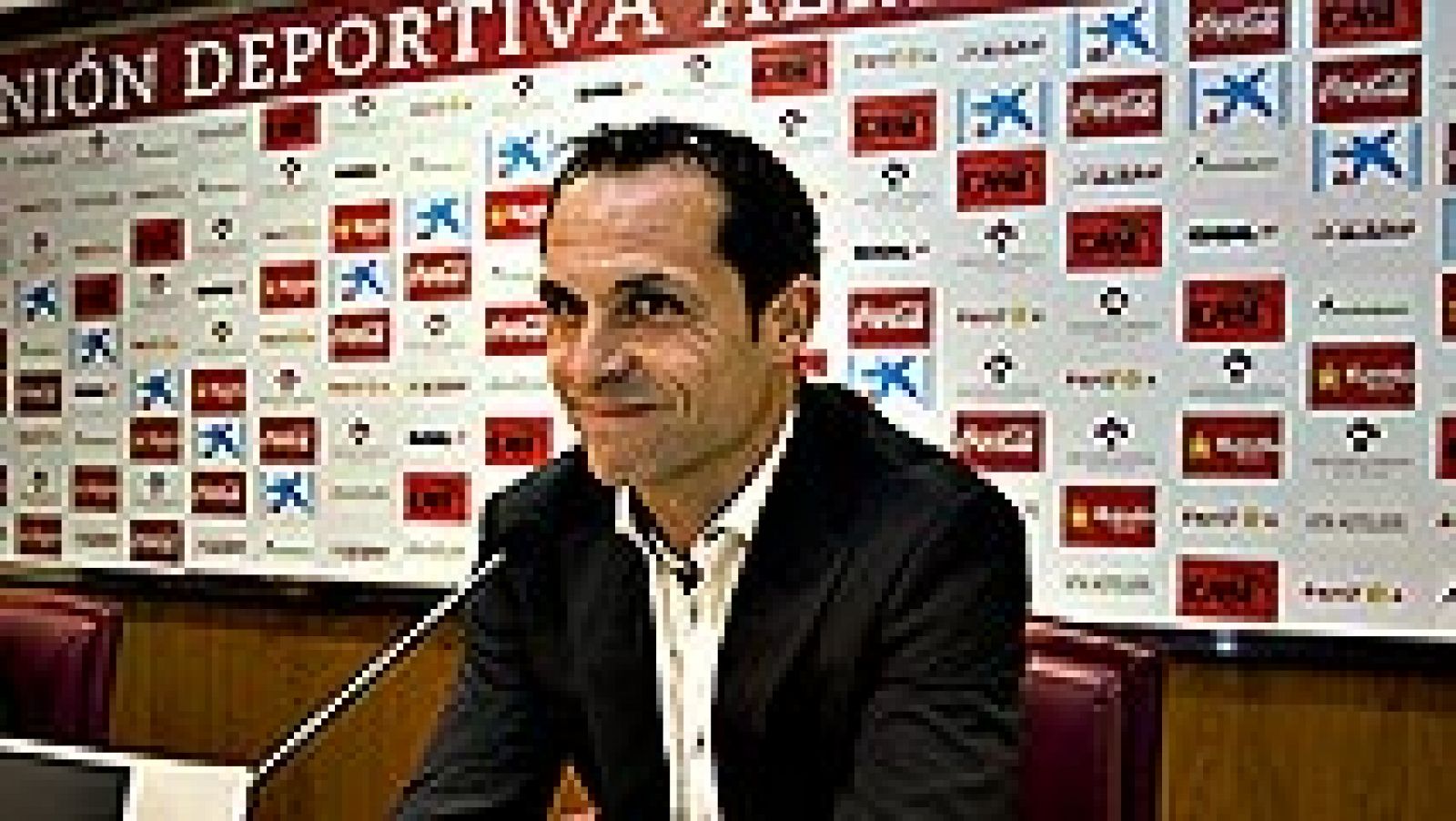 El nuevo entrenador de la UD Almería, Sergi Barjuan, saludó y conversó durante unos minutos con el técnico saliente, el destituido Juan Ignacio Martínez, antes de dirigir esta tarde su primer entrenamiento con el equipo rojiblanco. Sergi, que fue pre