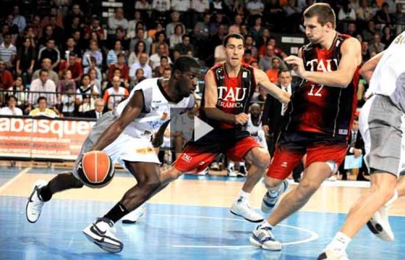 El TAU Vitoria se ha estrenado con una polémica victoria en la cancha del Menorca. Con una decisión arbitral en el último suspiro muy discutida, el equipo vitoriano se impone por 77 a 79.