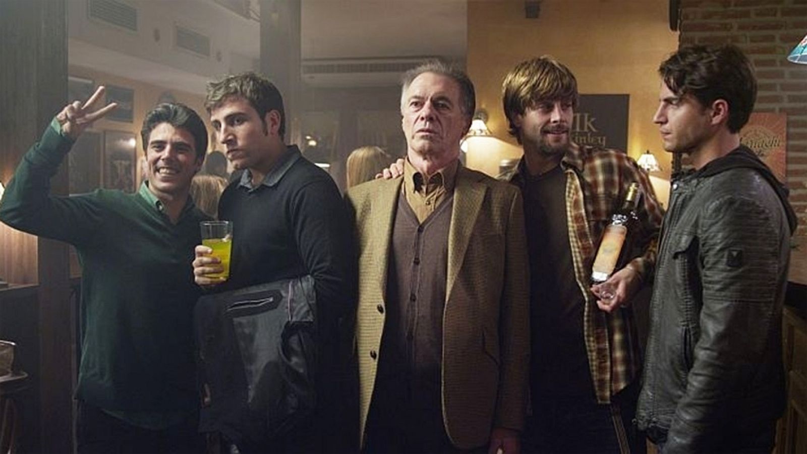 'Asesinos inocentes'  es el debut en el largometraje de Gonzalo Bendala, un thriller que cuenta con la participación de TVE y que se estrena en el próximo Festival de Málaga.'Asesinos inocentes' cuenta la historia de Francisco Garralda (Maxi Iglesias), un joven universitario que, viéndose en una situación personal muy comprometida, recibe una oferta: matar a Espinosa, su profesor de psicología (Miguel Ángel Solá). Lo que convierte el encargo en singular es que el mismo profesor es quien ofrece a su estudiante esta manera de salir del aprieto que le asfixia. Luis Fernández, Aura Garrido y Manolo Solo, completan el reparto. Se trata de una película de suspense de situación y caracteres con momentos de enredo y de humor. Es una mezcla de géneros, realmente. Hitchcock era, por ejemplo un maestro en estas combinaciones. "El golpe", "Atrápame si puedes" o "Match Point" han sido también otras referencias inspiradoras", explica Gonzalo Bendala