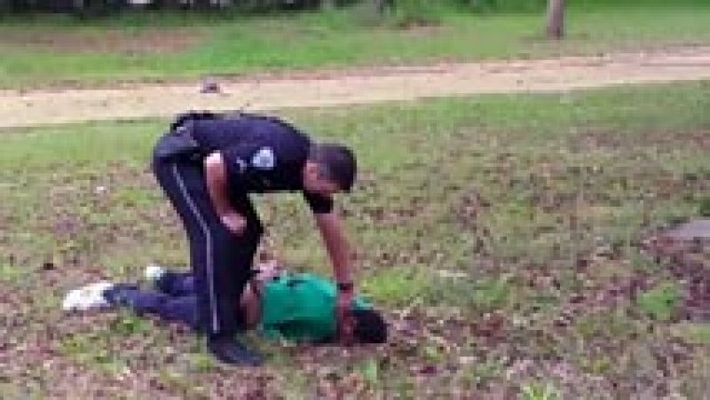 Detenido un policía en Carolina del Sur acusado de asesinar a tiros a un hombre negro