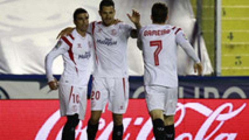 El Sevilla sigue firme en su lucha por entrar en las plazas de la Liga de Campeones tras derrotar al Levante por 1-2, en un encuentro en el que los locales ofrecieron un mejor juego que su rival, pero que fue minimizado por el contragolpe y la efecti