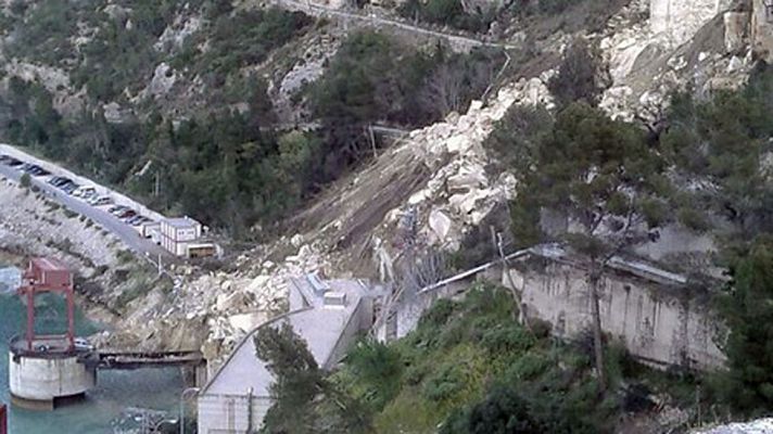 Telediario 1 - Cortes de Pallàs sigue incomunicado por un desprendimiento de tierra en una central de Iberdrola