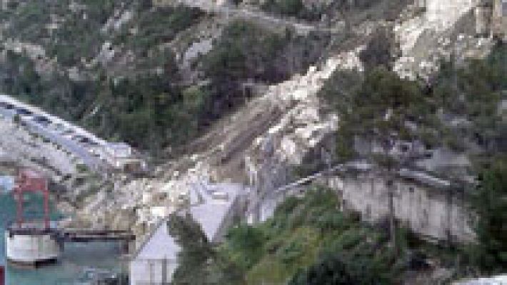 Telediario 1 - Cortes de Pallàs sigue incomunicado por un desprendimiento de tierra en una central de Iberdrola