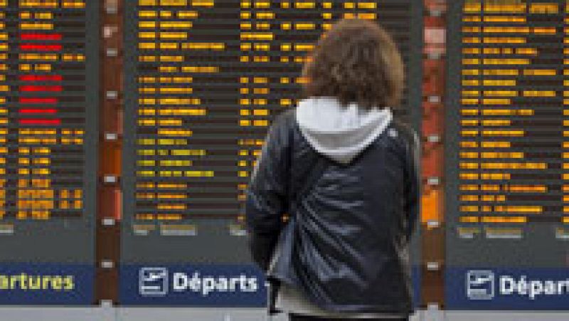 La huelga de controladores en Francia ha obligado a las compañías a buscar otros vuelos para sus clientes