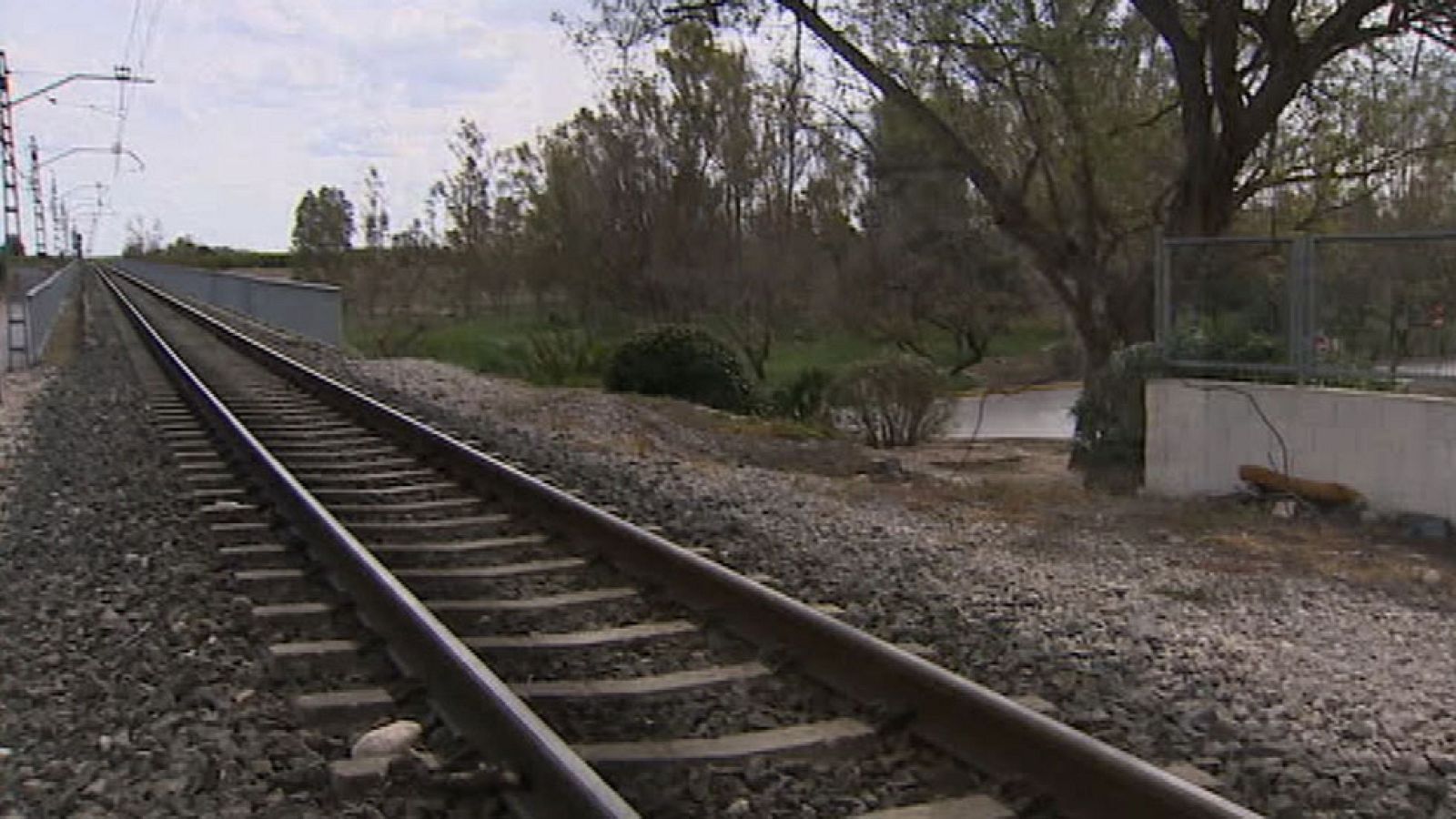 La Guardia Civil trata de identificar a dos jóvenes que fueron grabados con un móvil enganchados en un tren de Valencia