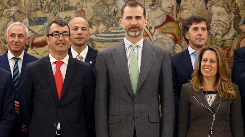 El Rey recibe a la Vuelta ciclista para celebrar sus 80 años 