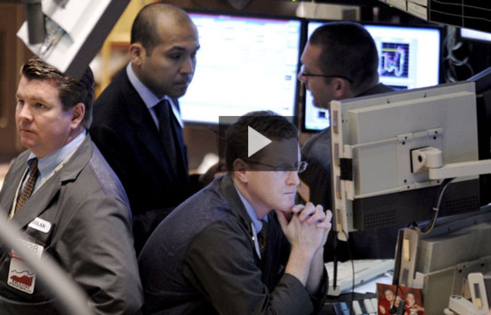 Día negro para las bolsas mundiales. Wall Street ha conseguido remontar a última hora para acabar perdiendo sólo un 3,58%. En Europa las pérdidas han sido más cuantiosas al igual que en los principales mercados latinoamericanos.