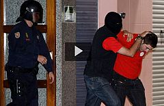 La Policía traslada a cuatro detenidos por violencia callejera