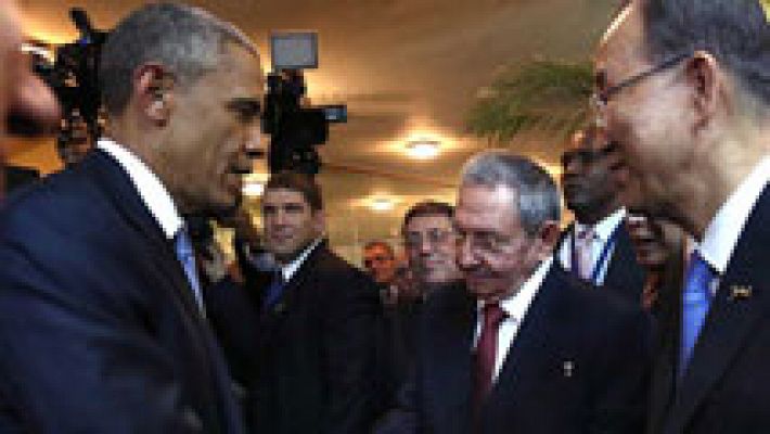 Saludo entre Barack Obama y Raúl Castro