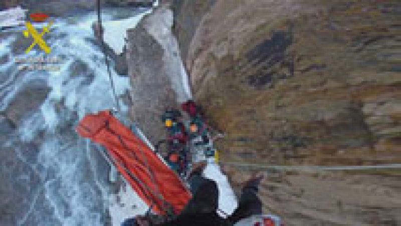 Primeras imágenes del rescate de los cadáveres de los dos montañeros españoles