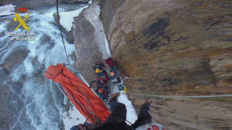 Primeras imágenes del rescate de los cadáveres de los dos montañeros españoles