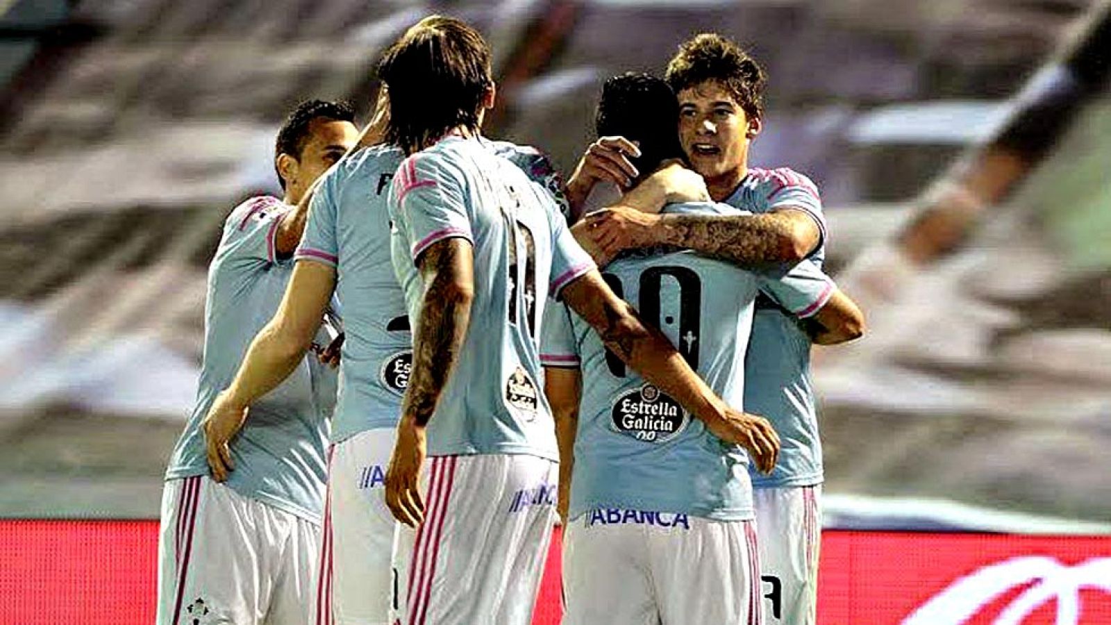 El Celta certificó la permanencia virtual con una victoria avasalladora sobre el Rayo Vallecano y actuación estelar del canterano Santi Mina, autor, a sus 19 años, de cuatro de los seis tantos de los celestes, que tras este resultado se pueden permit