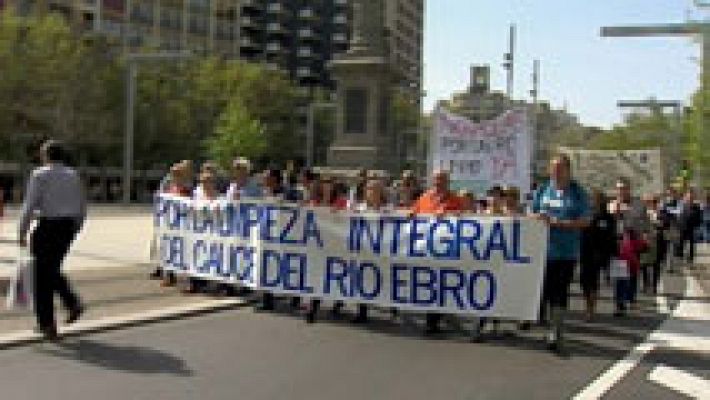 Más de 2.000 personas exigen la limpieza del Ebro