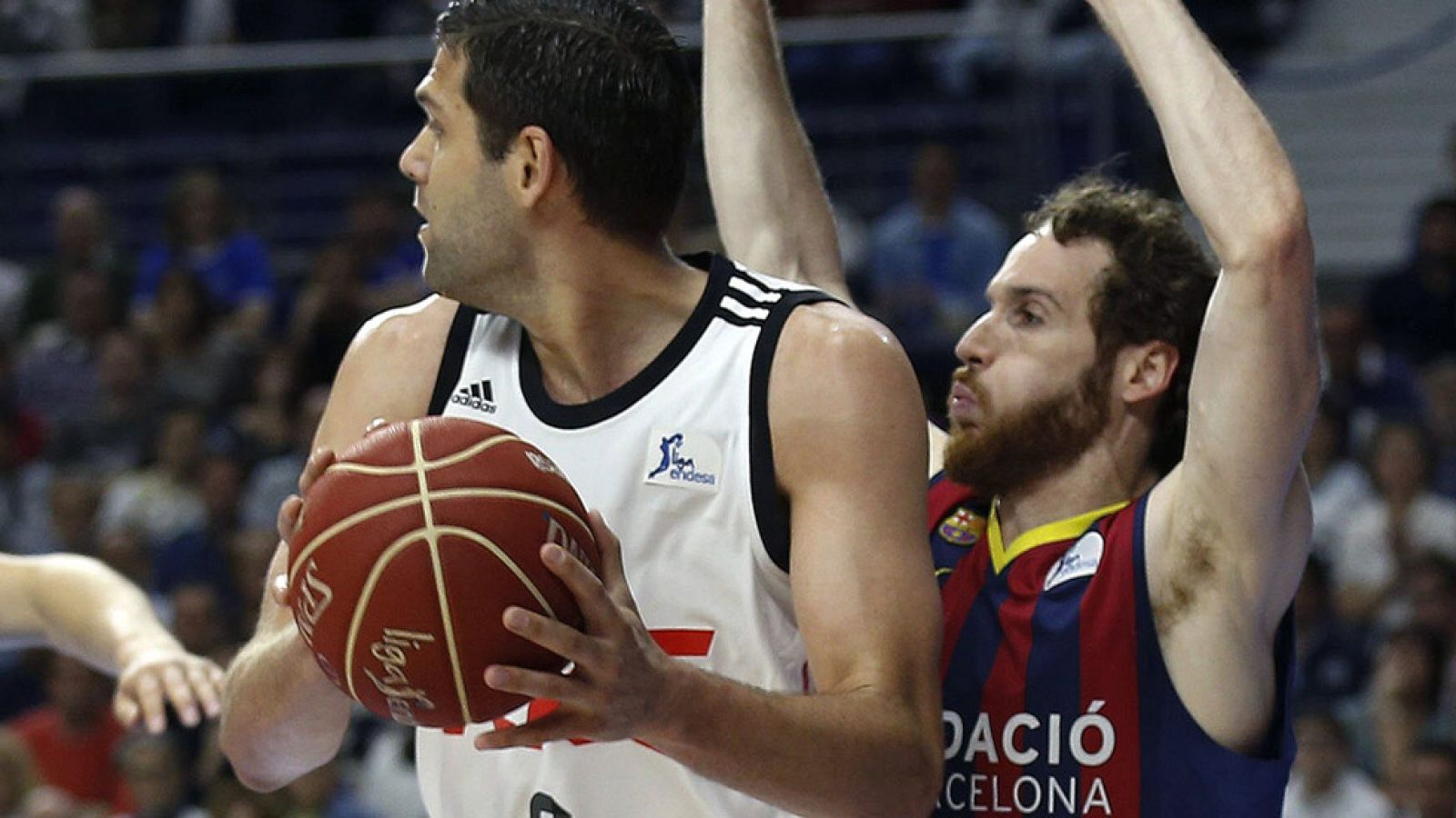 El Real Madrid se ha llevado el clásico del baloncesto español al derrotar al Barcelona por 91-78 liderados por un Carroll desatado en el último cuarto.