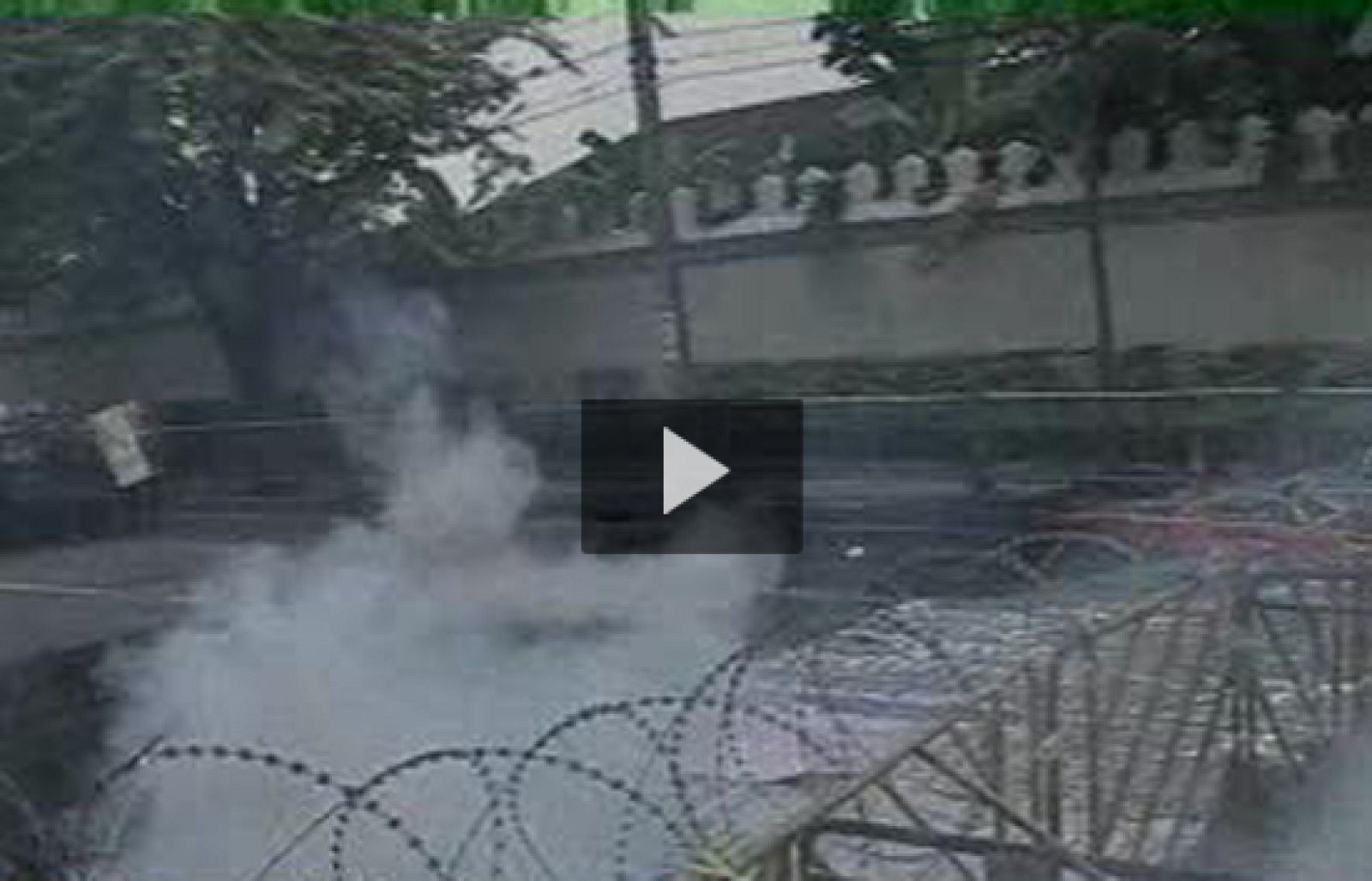 Batalla campal a las puertas del Parlamento de Tailandia | Ver