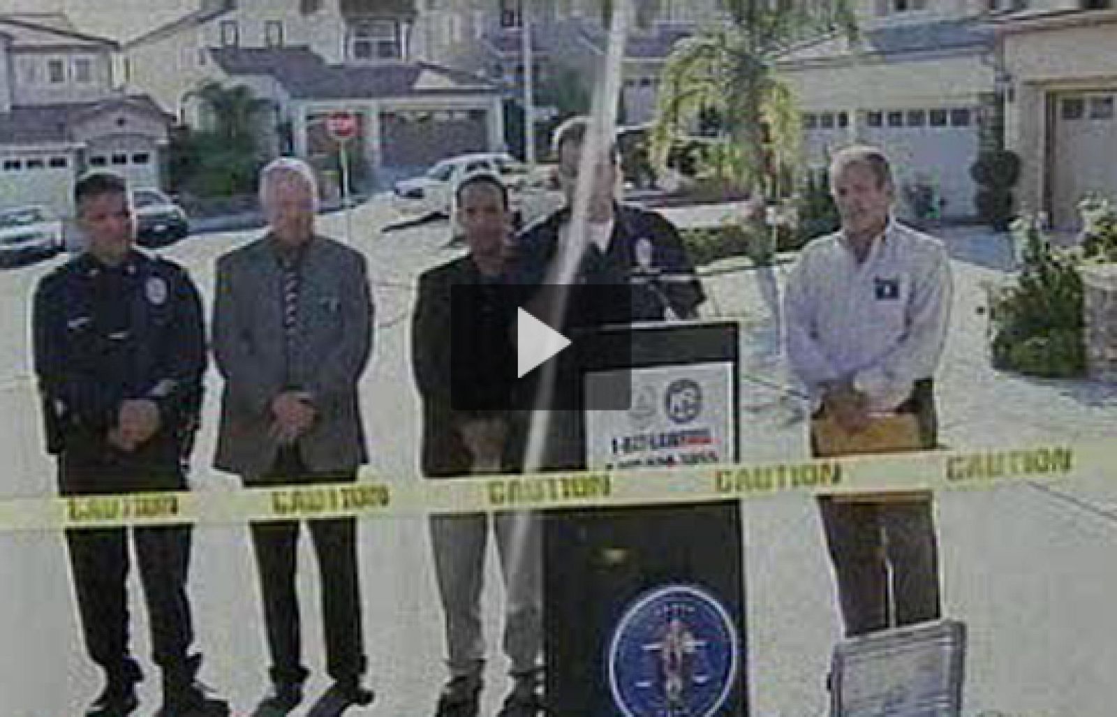  La policía, alertada por un vecino, halló los cuerpos en el interior de su vivienda, situada en una lujosa zona residencial.  El autor de los disparos es un asesor financiero en paro, de 45 años, que después se ha suicidado.