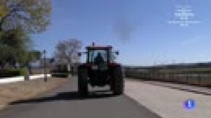 Aquí la Tierra - Ella lleva el mando del tractor