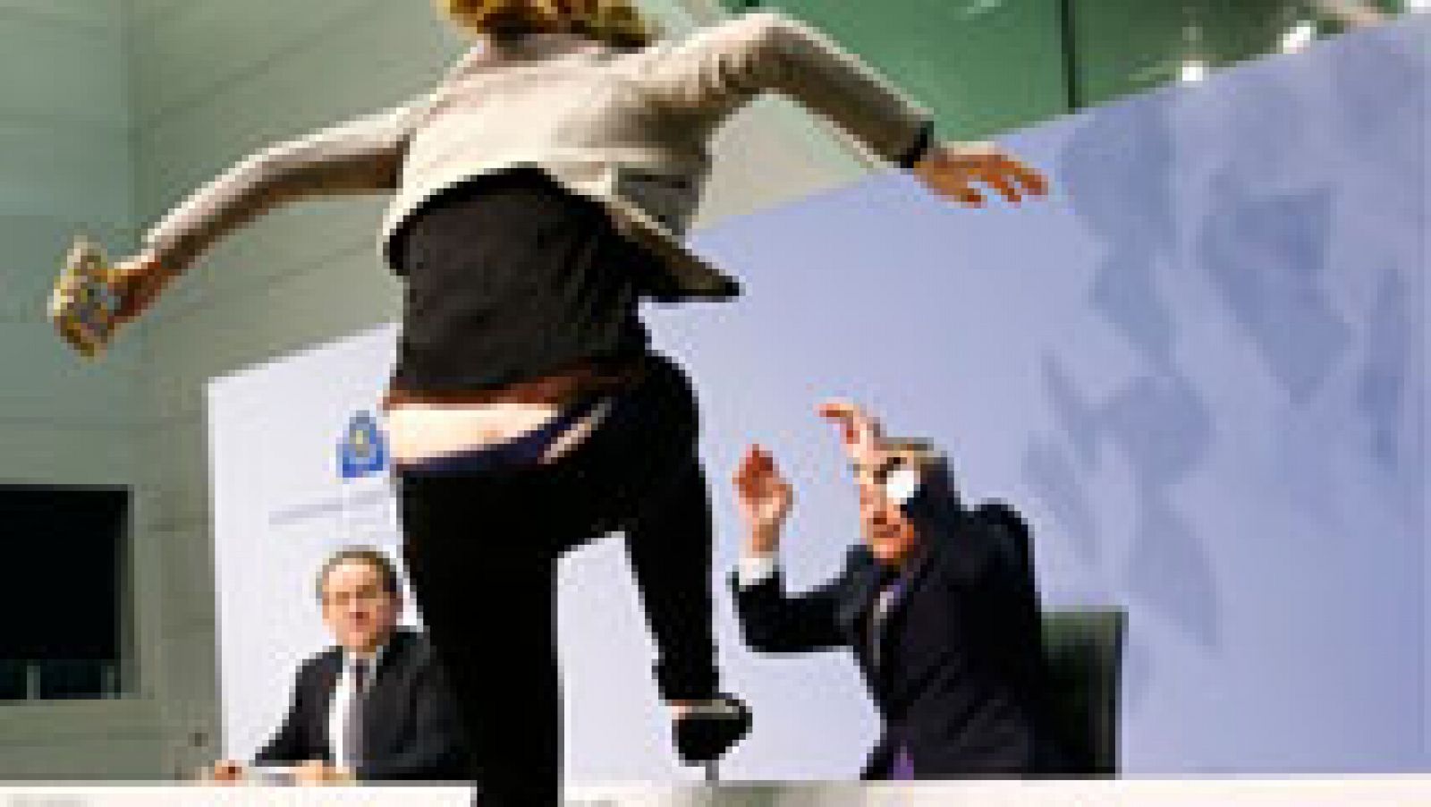 Una activista interrumpe la rueda de prensa de Draghi al grito de "hay que acabar con la dictadura del BCE"