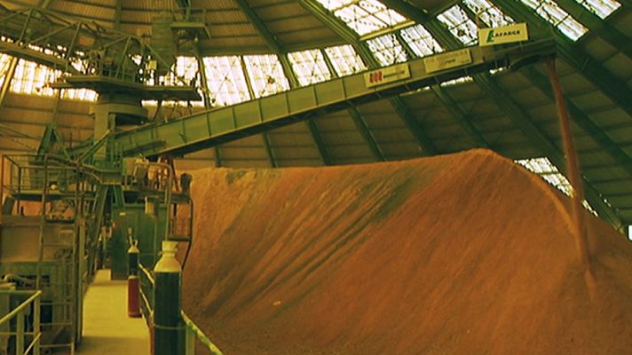 Telediario 1 - El consumo de cemento en España crece un 8,5% en el primer trimestre de 2015