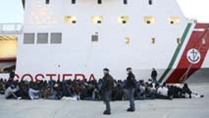 Detienen en Italia a 15 inmigrantes acusados de arrojar al mar a otros 12 por "odio religioso"