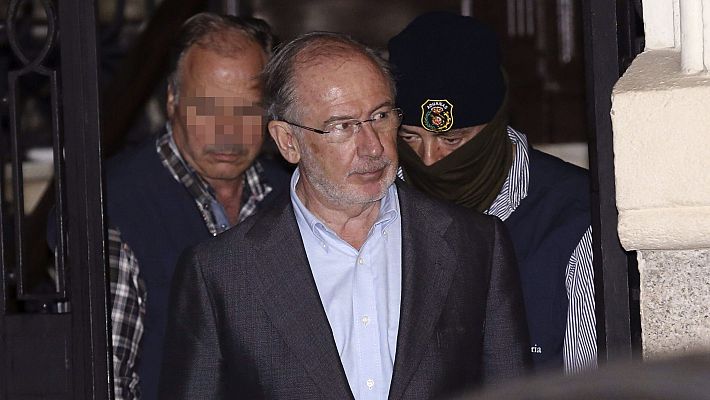 Rodrigo Rato abandona su despacho y es conducido a su casa por un coche policial