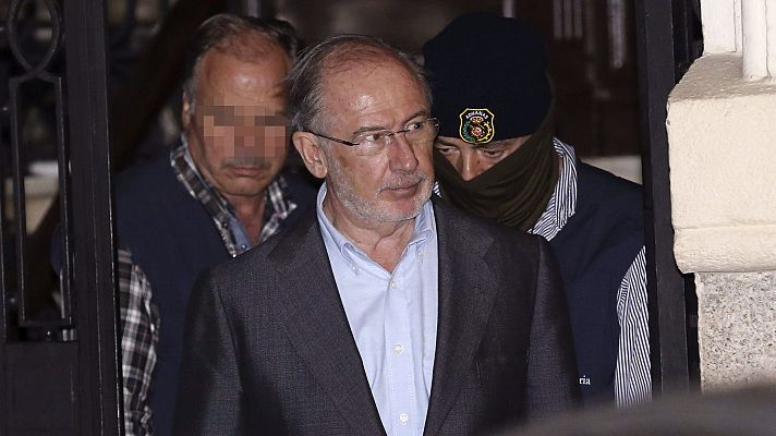  - Rodrigo Rato abandona su despacho y es conducido a su casa por un coche policial