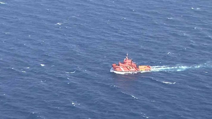 Telediario 1 - Sigue saliendo combustible del barco hundido en Canarias