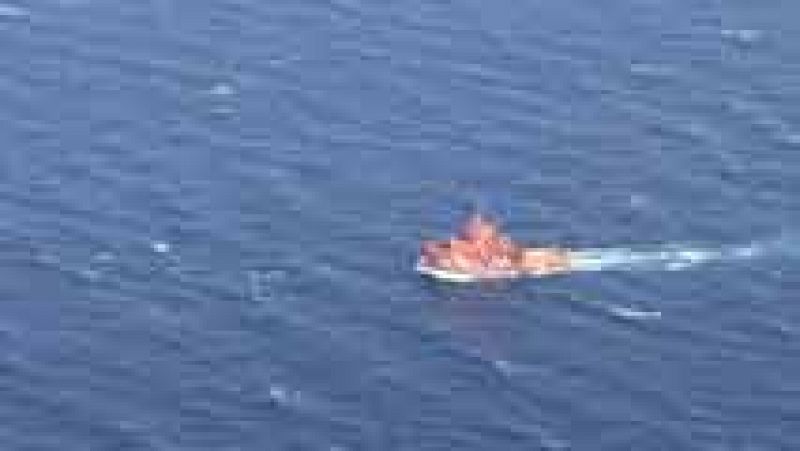 Sigue saliendo combustible del barco hundido en Canarias