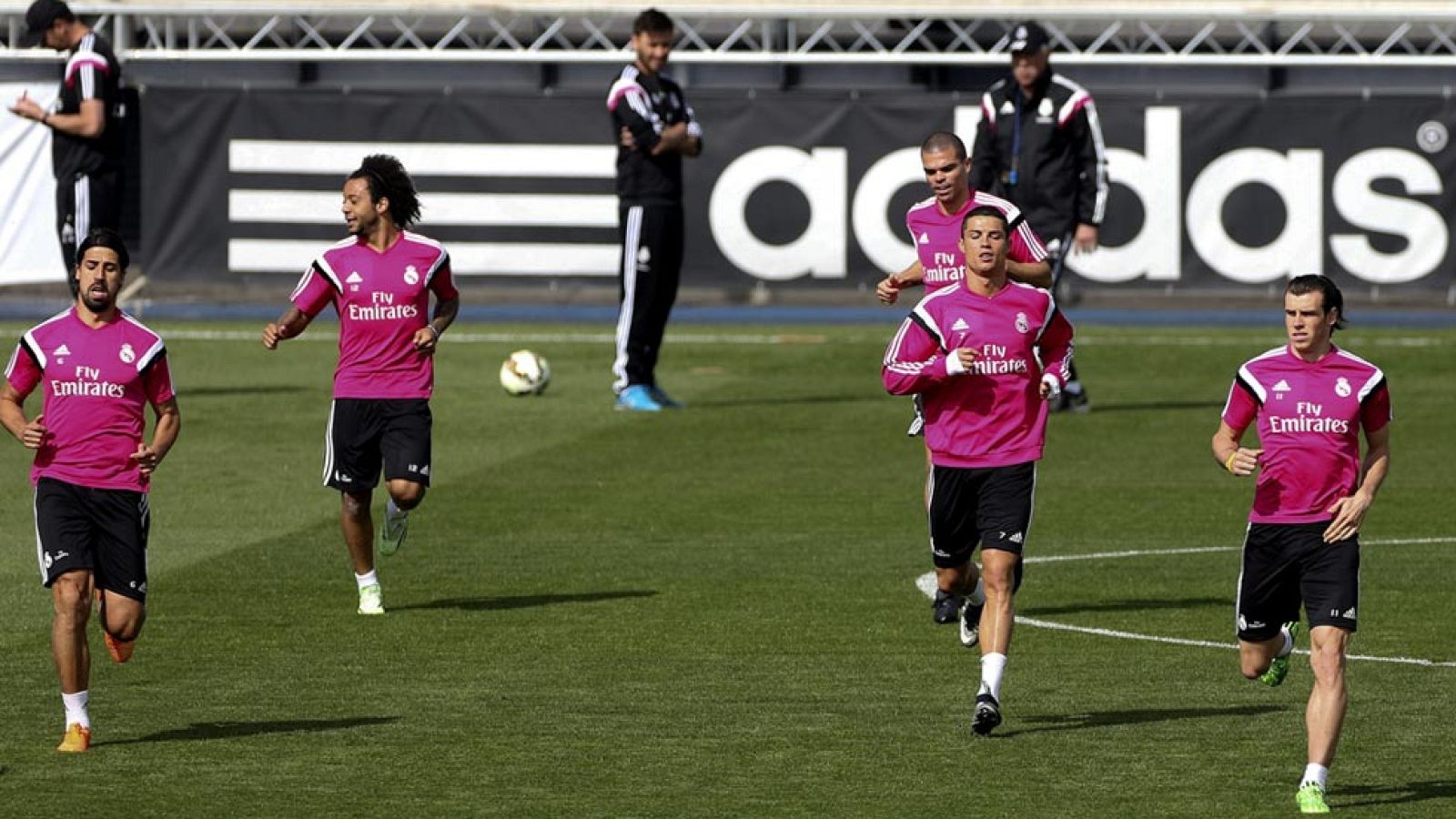El Real Madrid desea recuperar el liderato de la Liga BBVA en la jornada 32 y saltará al césped del Santiago Bernabéu sabiendo si el Barcelona pincha por segunda semana consecutiva, para afrontar, sin el francés Karim Benzema, la visita de un Málaga que aspira a Europa.