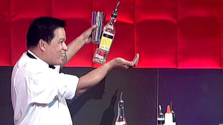 La Alfombra Roja Palace - Dennis Barela, cocktelero acrobático