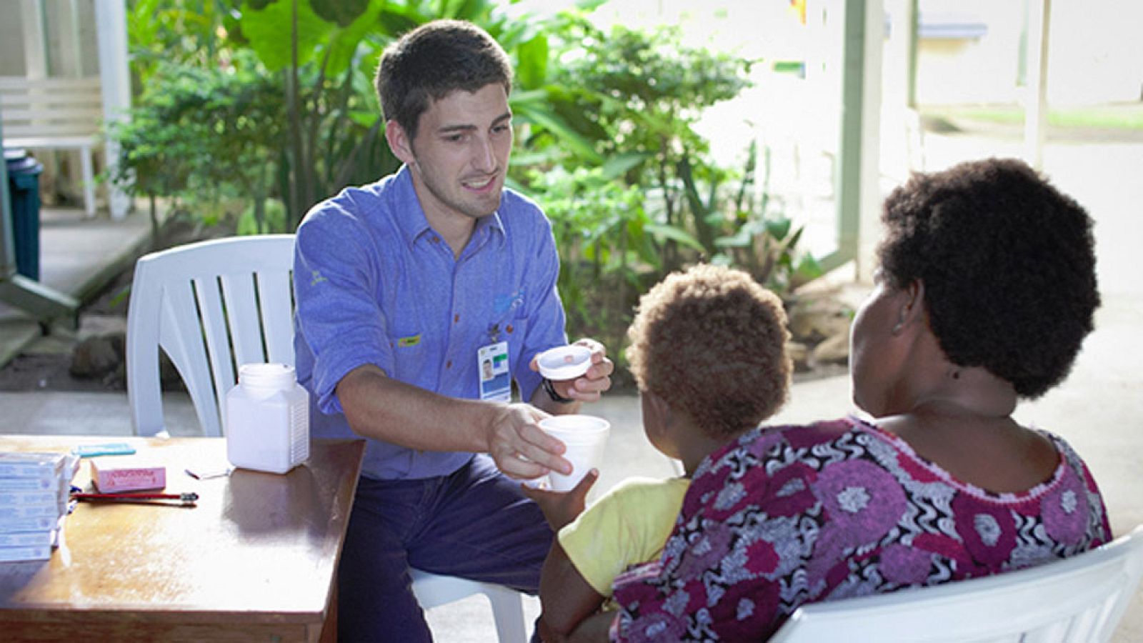 Un equipo liderado por un español erradica el pian de una isla de Papúa Nueva Guinea