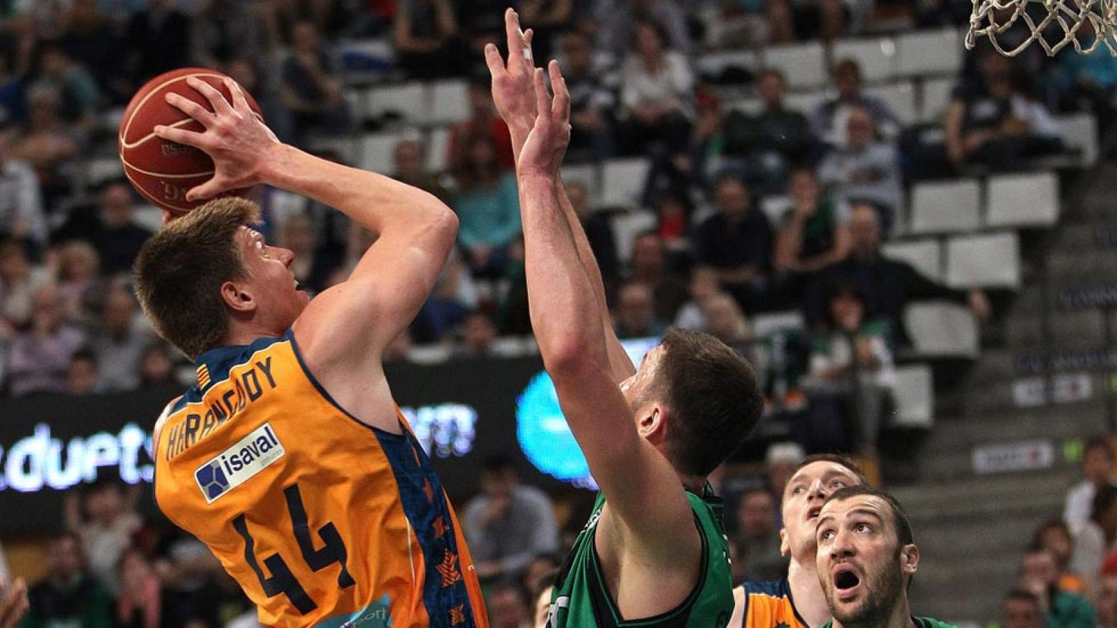 El conjunto taronja acabó por llevarse la victoria en una lucha con el Joventut (91-95) en la que nunca hubo un claro favorito, ya que se alternaron constantemente en el dominio del marcador hasta que en el tramo final los valencianos aprovecharon que su oponente abusó de las faltas personales. Así, le dieron la vuelta al resultado a base de tiros libres, en los que el protagonista fue el escolta Pau Ribas, el más destacado del partido con 20 puntos, seis asistencias y 31 de valoración.