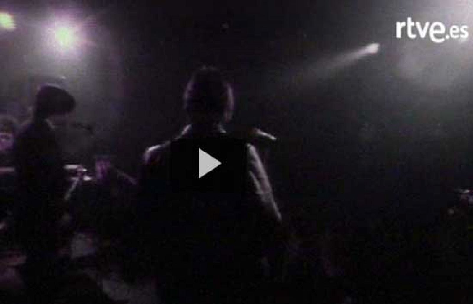 El famoso concierto-homenaje a Canito, el primer batería de 'Los Secretos', que falleció en accidente de tráfico. Por entonces, 'Los Secretos' todavía no existían con ese nombre, y el grupo se llamaba 'Tos'.   