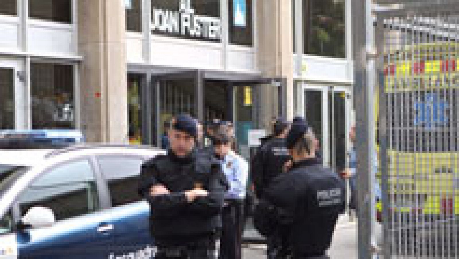 Informativo 24h: Un alumno armado con una ballesta y un puñal mata a un profesor en un instituto de Barcelona | RTVE Play