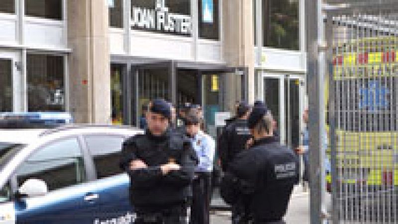 Un alumno armado con una ballesta y un puñal mata a un profesor en un instituto de Barcelona