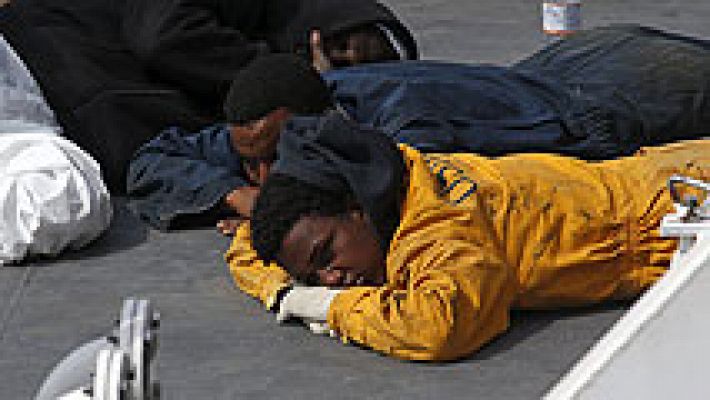 Un superviviente eleva a 950 el número de ocupantes del barco naufragado en el Mediterráneo