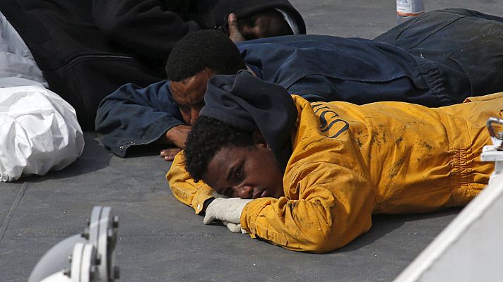 Informativo 24h - Un superviviente eleva a 950 el número de ocupantes del barco naufragado en el Mediterráneo