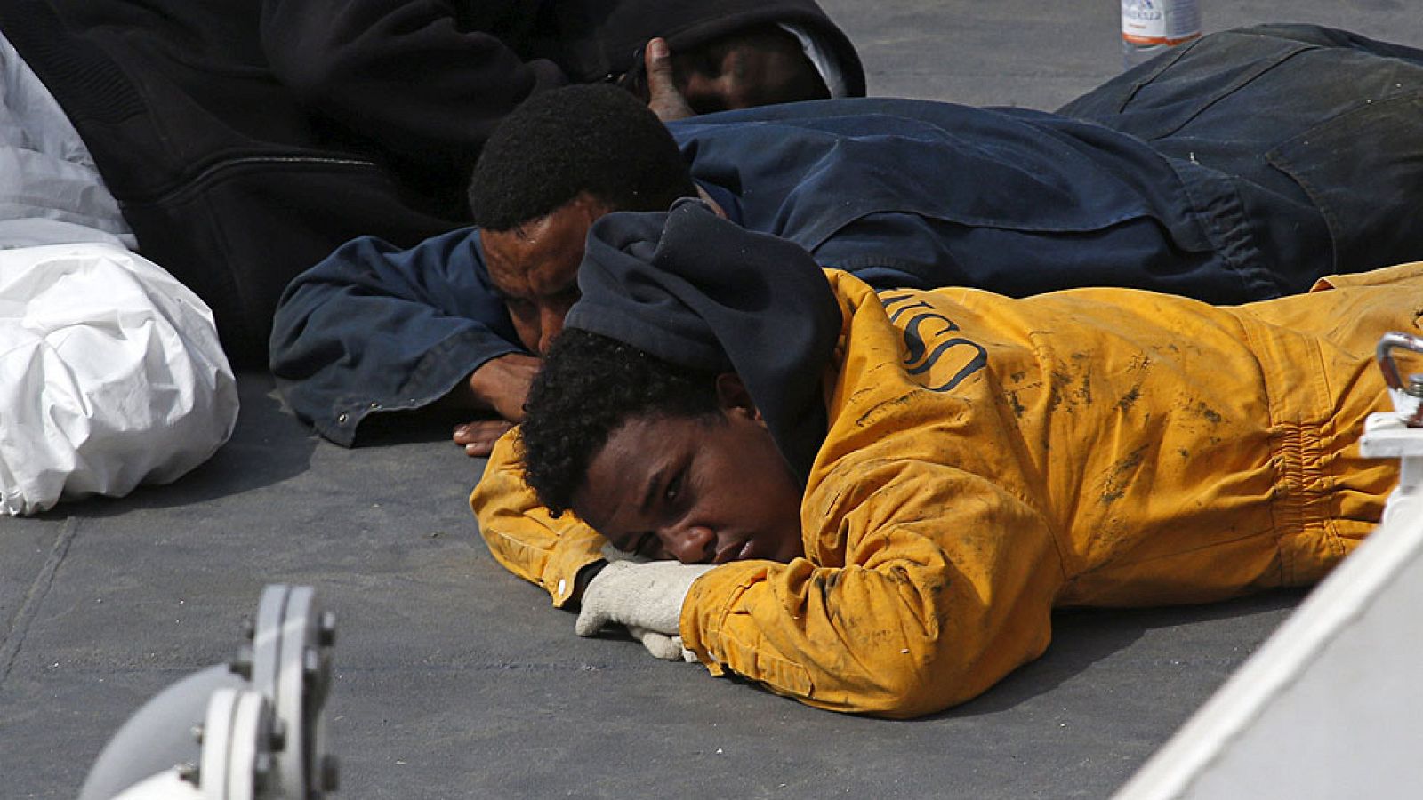 Uno de los supervivientes del último naufragio en el Mediterráneo ha elevado a 950 el número de ocupantes del barco que se hundió en la  noche del sábado frente a las costas de Libia. De acuerdo a estas informaciones, reveladas por la Fiscalía de la  provincia italiana de Catania, entre los ocupantes habría cerca de  200 mujeres y entre 40 y 50 niños. 