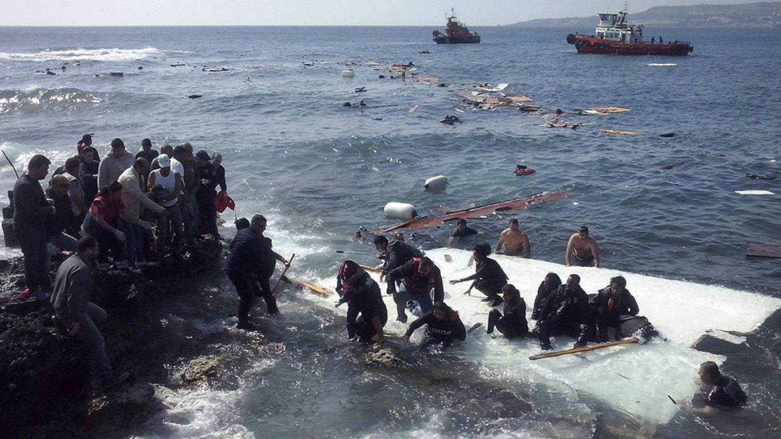 Frente a las costas de la isla griega de Rodas  han muerto en un naufragio  al menos tres inmigrantes, un niño y dos adultos. En la embarcación, que primero encalló  en las rocas y luego se hundió,  viajaban unas  200 personas.  90 de ellas  han sido rescatadas con vida, más de una treintena  han sido trasladadas al hospital. La operación de rescate continúa. El accidente se produjo esta mañana cerca de la playa de Séfiros. Muchos de los inmigrantes  se arrojaron al agua y lograron ponerse a salvo con ayuda de los lugareños que se encontraban en la playa. 